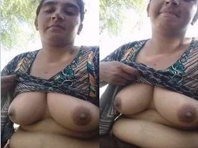 Desi auntie with big tits gets naughty