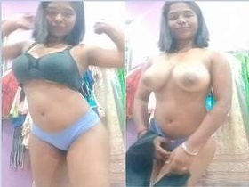 Desi babe flaunts her naked body in a steamy video