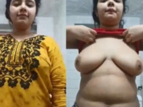 Indian girl flaunts her naked body in a sensual video