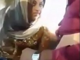 Cute and hot bhabhi gets humped by hubby in the car