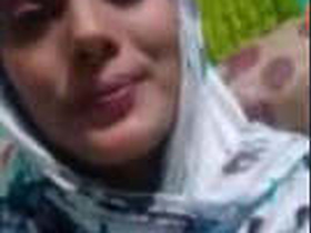 Amateur Indian girl flaunts her beauty in a steamy video