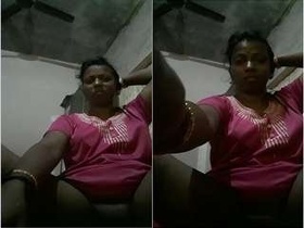 Tamil bhabhi flaunts her wet pussy