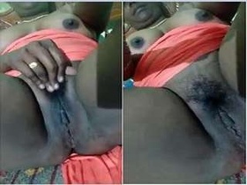 Tamil bhabhi flaunts her boobs and pussy in steamy video