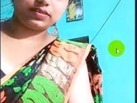 Indian village bhabi flaunts her attractive navel