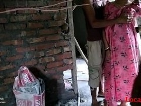 Indian auntie shows off her seductive skills in xnxx video