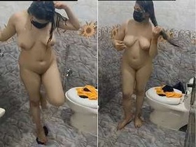Naked Pakistani girl seduces with sensual dance moves