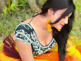 Amateur Indian girl with stunning boobs poses for photo shoot