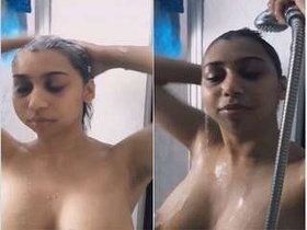 Watch a Pakistani Bhabhi give a blowjob in the bath