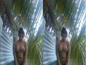 Lankan beauty reveals her naked body and takes a bath in the great outdoors