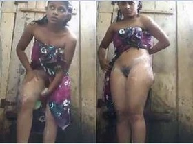 Exclusive video of a cute Sri Lankan girl bathing in the tub for her lover