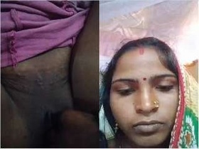 Bhabhi's erotic display of her intimate area