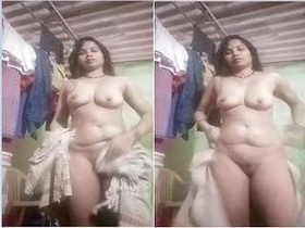 Desi bhabhi records her nude video in the bathroom