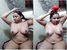Bhabhi bathes and teases on video call