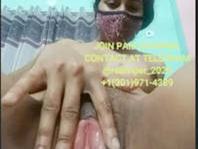 Indian bhabhi flaunts her juicy pussy in a live video