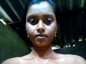 Sexy Indian girl flaunts her bare body in a steamy video