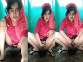 Indian Muslim girl masturbates on toilet