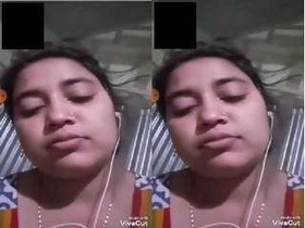 Bowie flaunts her body on video call