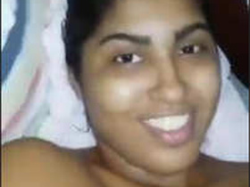 Bhabhi in sari flaunts her bellybutton in steamy video