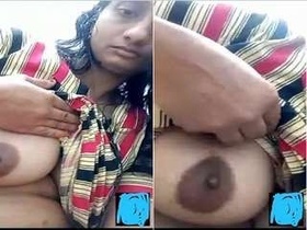 Desi babe flaunts her big boobs on video call