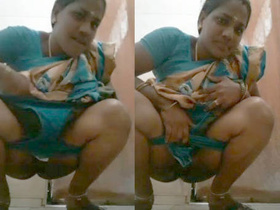 Desi aunty shows off her hot body while peeing