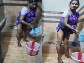 Indian aunty cleans her pussy in exclusive video