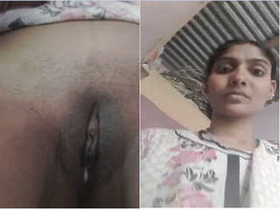 Indian girl shows off her pussy in exclusive amateur video