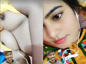 Cute Indian girl flaunts her boobs on VK