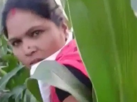 Desi sex video of Kamiya Mahila Kamgar in the field
