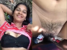 Desi girl enjoys outdoor sex in MMS video