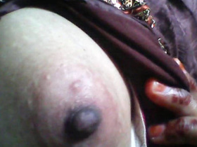 Desi aunty flaunts her nipples in a steamy video
