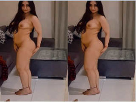 Amateur Indian girl flaunts her naked body
