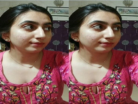 Pakistani amateur girl reveals her intimate parts