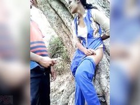 Desi schoolgirl gets outdoor fucking in MMS video