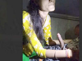 Bela Desi Bebo Renu gives a blowjob