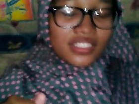 Indonesian woman wears hijab and berbulu in explicit video
