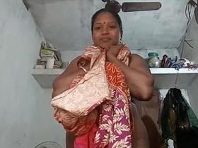 Malayalam auntie flashes her naked breasts and pussy in public