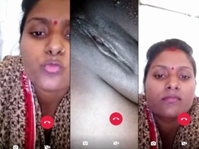 Indian bhabhi takes naughty selfies of her pussy on camera