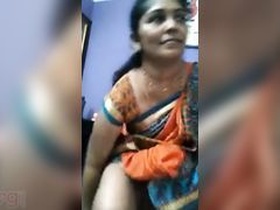 Desi Bhabha's pussy is the focus of a questionable selfie video
