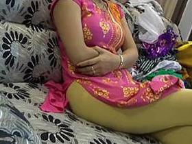 A young auntie flaunts her body in leggings in a homemade video