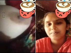 Young Indian woman flaunts her large breasts on VK