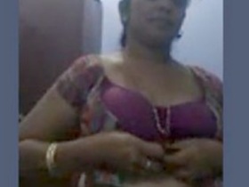 Stunning Indian Aunty in Steamy Video