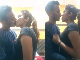 Desi lover's passionate kissing in a steamy video