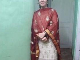 Sensual Indian aunty gets naughty on camera