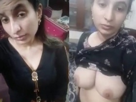 Bhabi reveals her sexy body and gets fucked