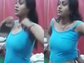 Desi bhabhi plays with her tits in this Indian porn video