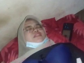 Cute hijabi girl gets down and dirty in steamy video