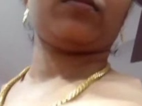Indian mature aunty shows off her big boobs in steamy solo video
