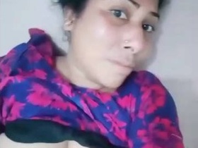 Indian wife pleasures herself with her fingers