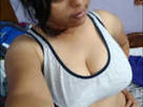 Desi babe with big boobs goes nude in a sexy video