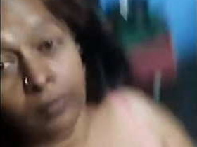 Indian mature lady flaunts her body and gives a blowjob